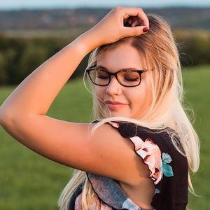 Meet your Posher, Lauren